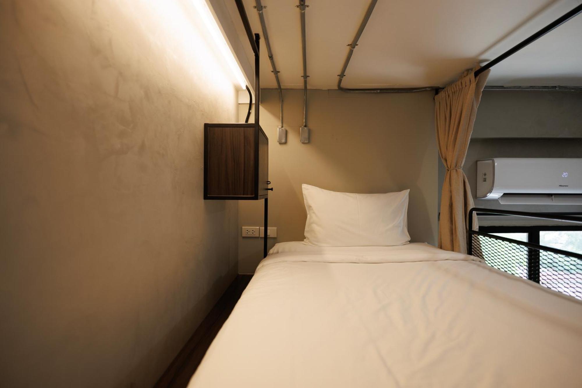 C'House Bangkok Hostel Buitenkant foto